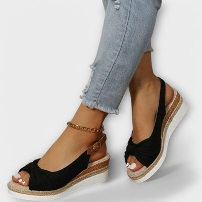 סנדלים אורטופדיים עם רצועות מתכוונות לנוחות מקסימלית