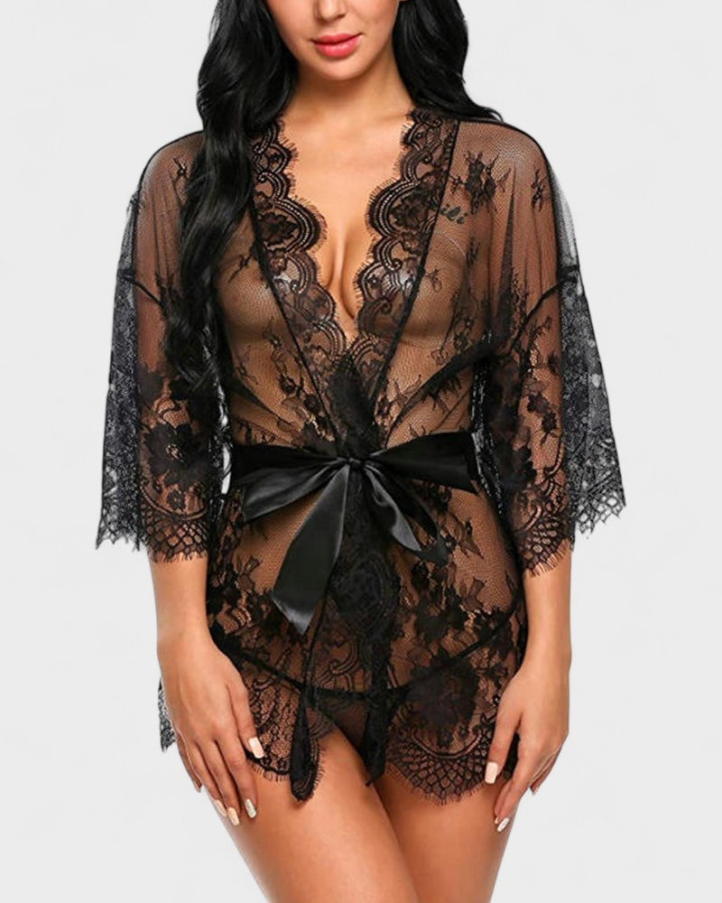 טינה | פיג'מת בלונדינית בהירה אלגנטית עם חגורת סטן