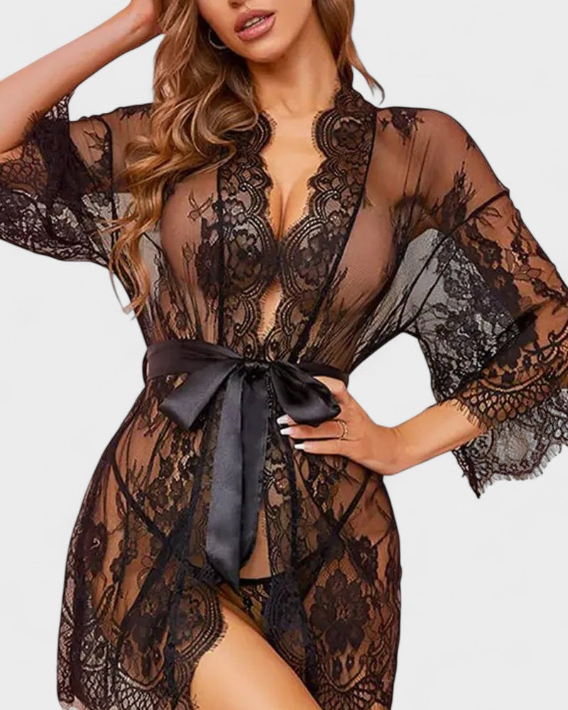 טינה | פיג'מת בלונדינית בהירה אלגנטית עם חגורת סטן